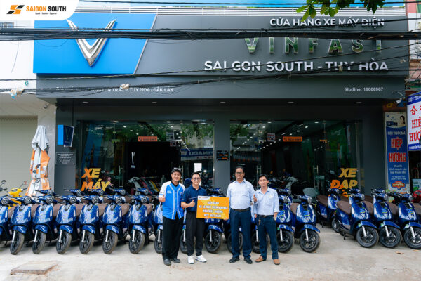 Bàn giao xe máy điện Vinfast